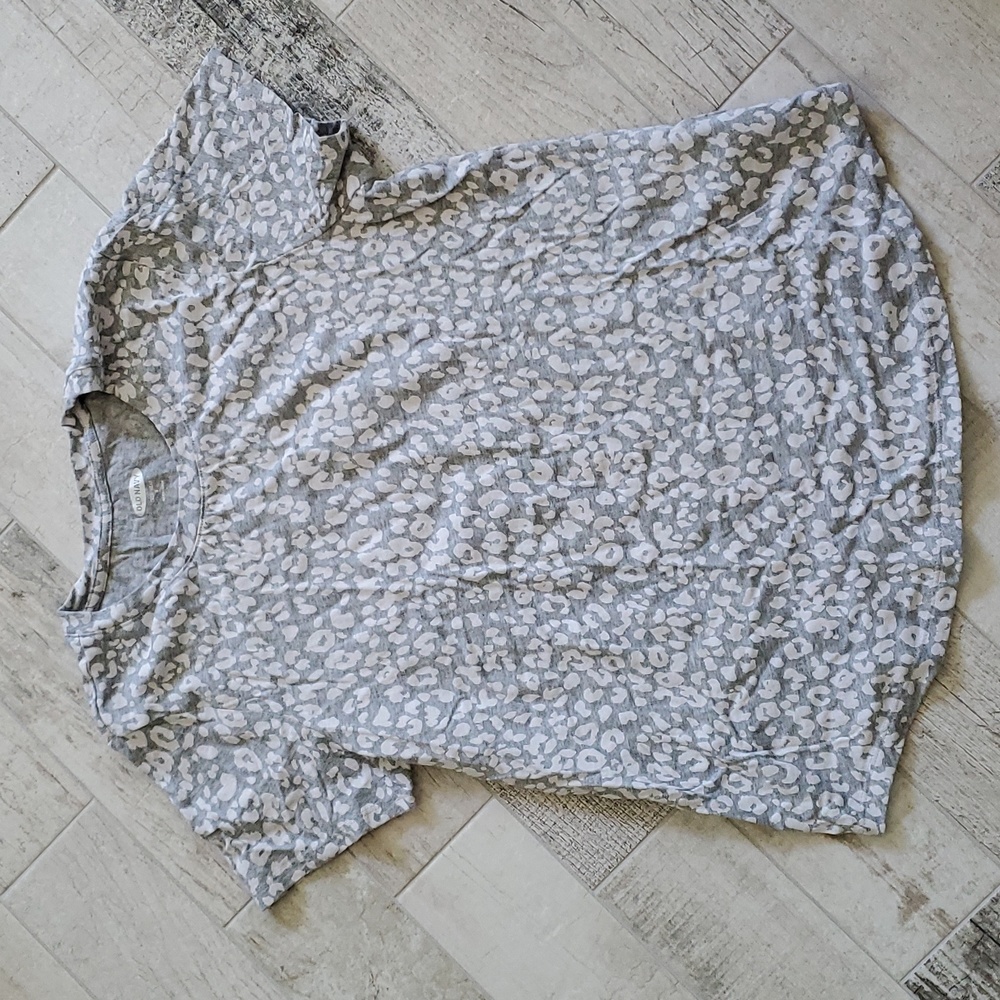 Old Navy Women's Small 100% Cotton Gray White Leopard Cheetah Tee Shirt